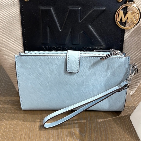 MICHAEL KORS LARGE DOUBLE ZIP WRISTLET WALLET PHONE CASE CLUTCH
Vista Blue - Picture 4 of 16